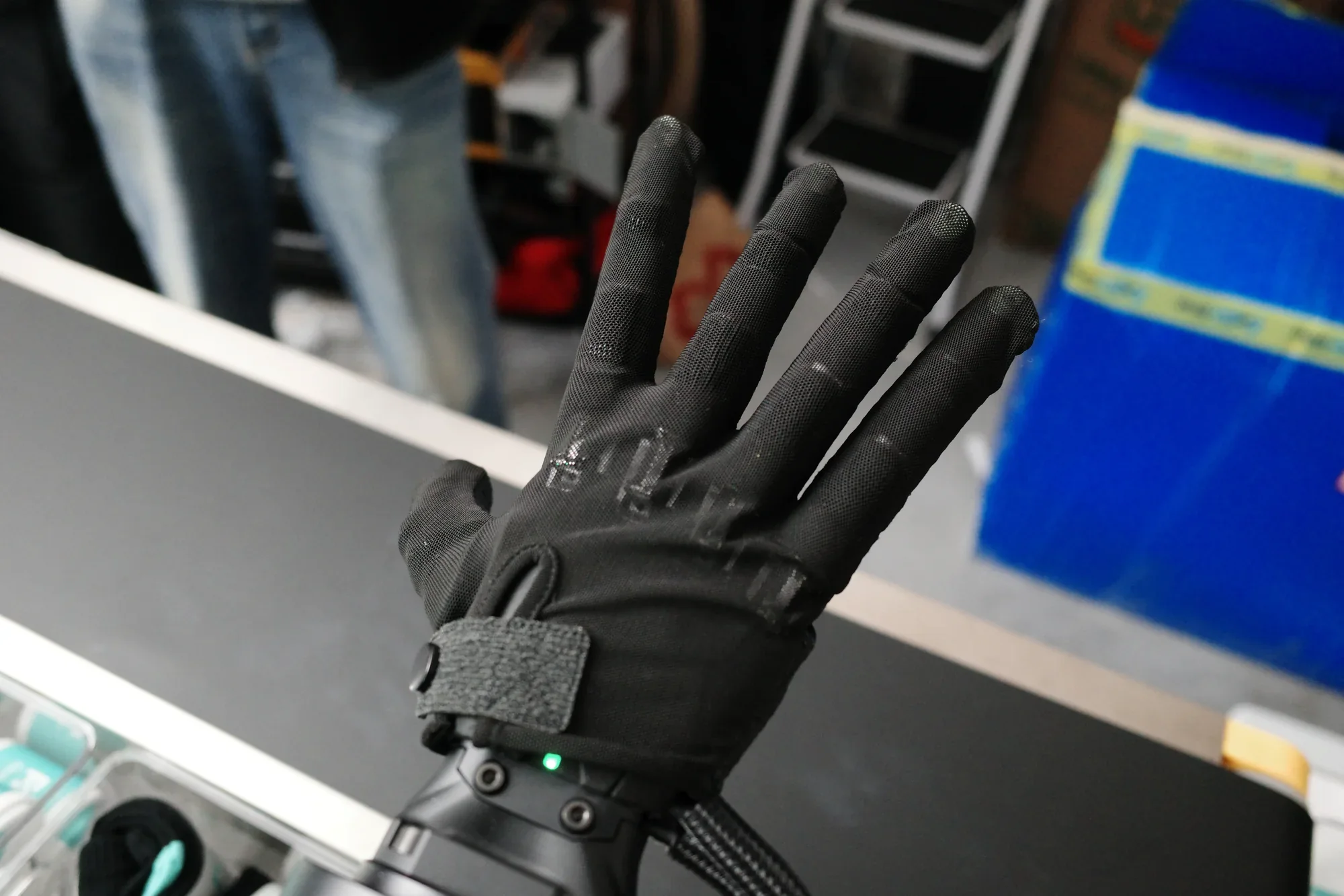load-in glove close