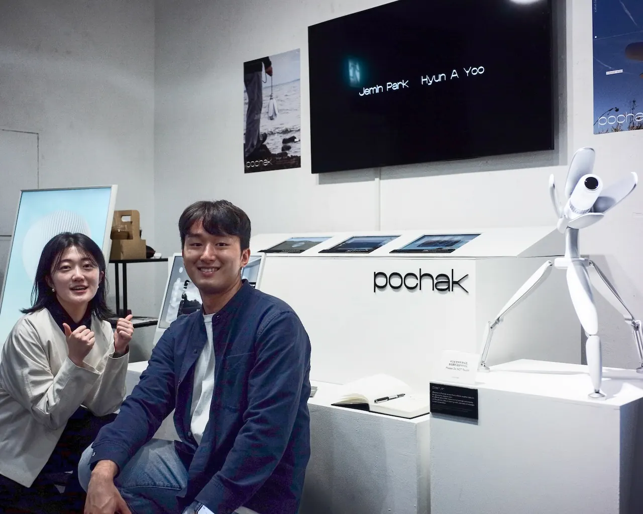 At the Pochak degree-show booth with the exhibited device