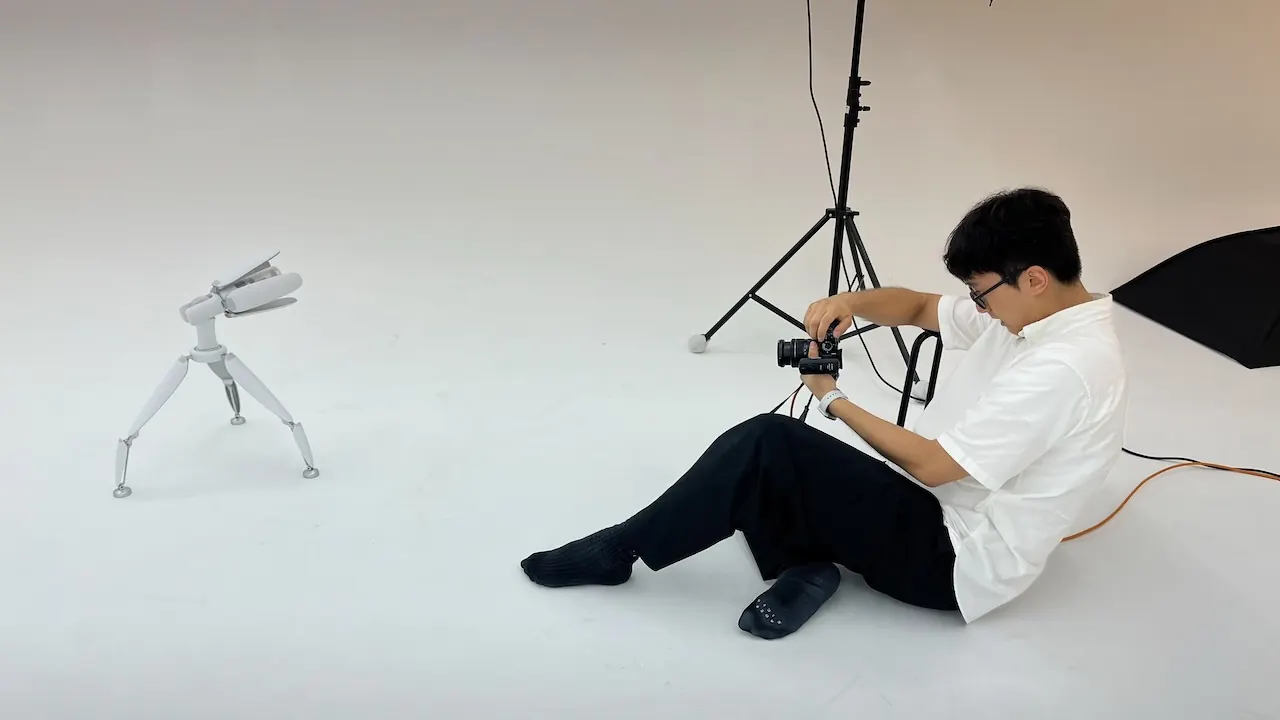 Photographing the Pochak prototype in a studio